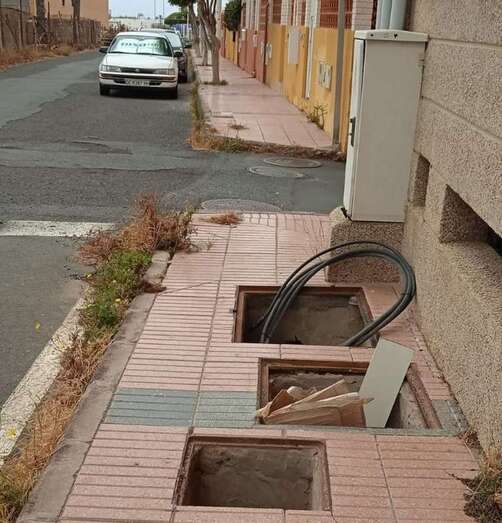 Arquetas del alumbrado público sin tapas en la calle de Doña Perfecta/TA.
